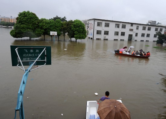 廣西來賓800多中學生被洪水圍困(圖)