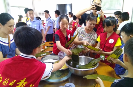 警民互動(dòng)包粽子慶端午 