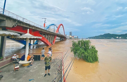 水位持續上漲