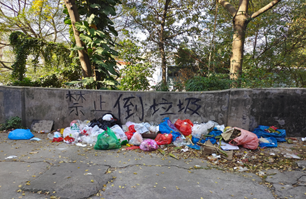 小巷路口堆滿垃圾，居民備受困擾